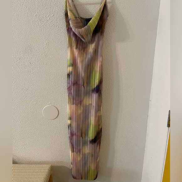 PrettyLittleThing Multi Watercolour Plisse Strappy Maxi Dress - Picture 3 of 5